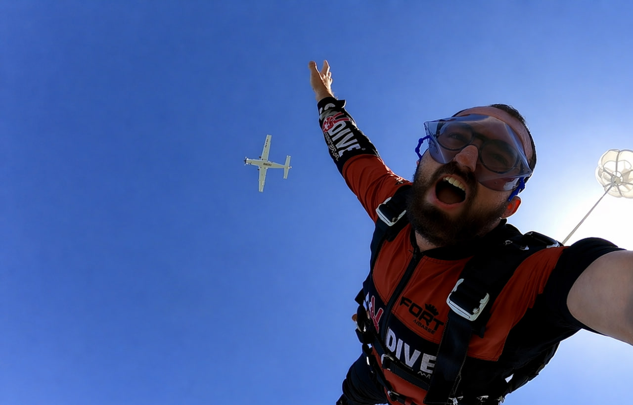Gio skydiving